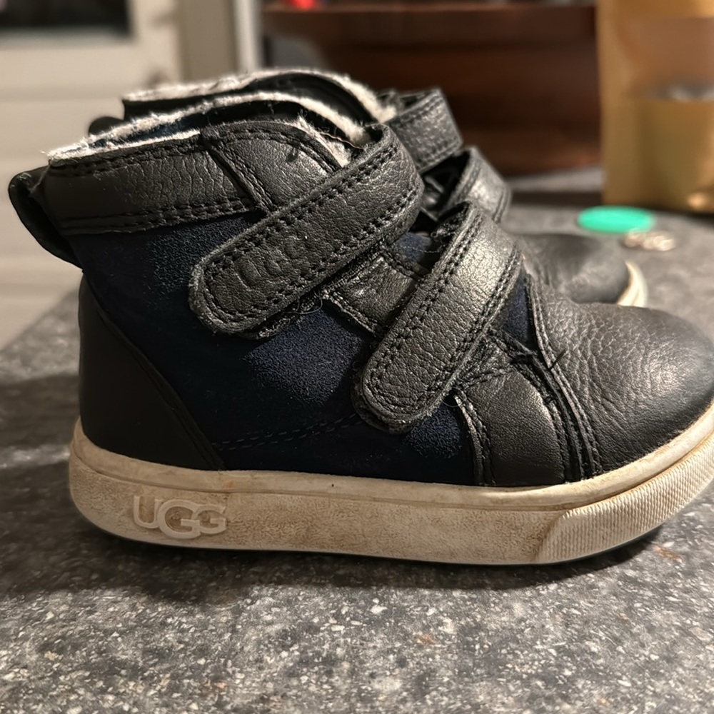 Toddler ugg shoe size 7 good condition